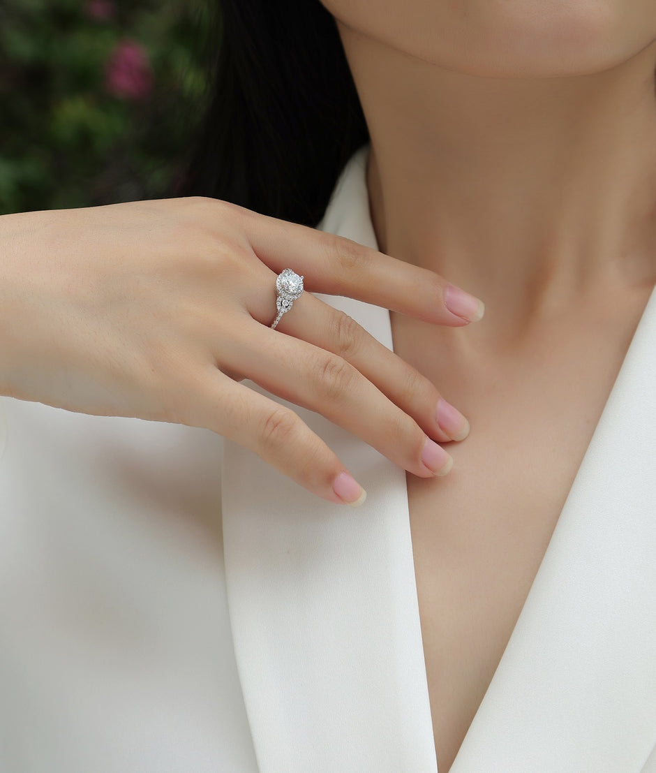 Moissanit Ring / Verlobungsring mit 1.65 Karat VVS1 Reinheit und Farbgrad D im Brilliantschliff in rhodiniertem 925 Sterlingsilber.