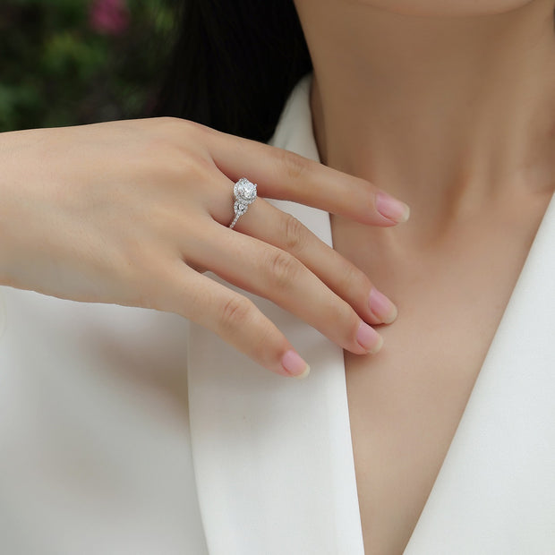 Moissanit Ring / Verlobungsring mit 1.65 Karat VVS1 Reinheit und Farbgrad D im Brilliantschliff in rhodiniertem 925 Sterlingsilber.