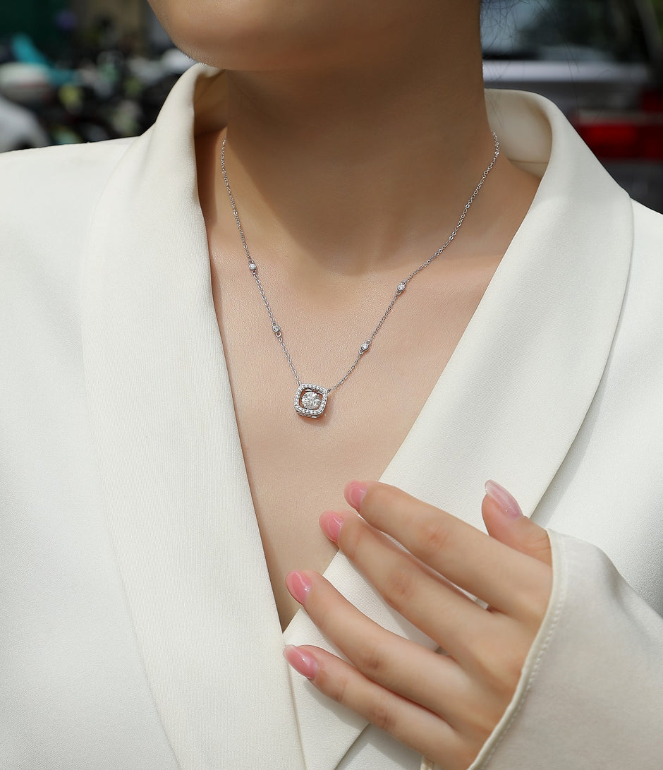 Moissanit Halskette 1.58 Karat in VVS1  Reinheit und Farbgrad D - rhodinierte Anhänger mit eleganter  Kette aus 925er Silber