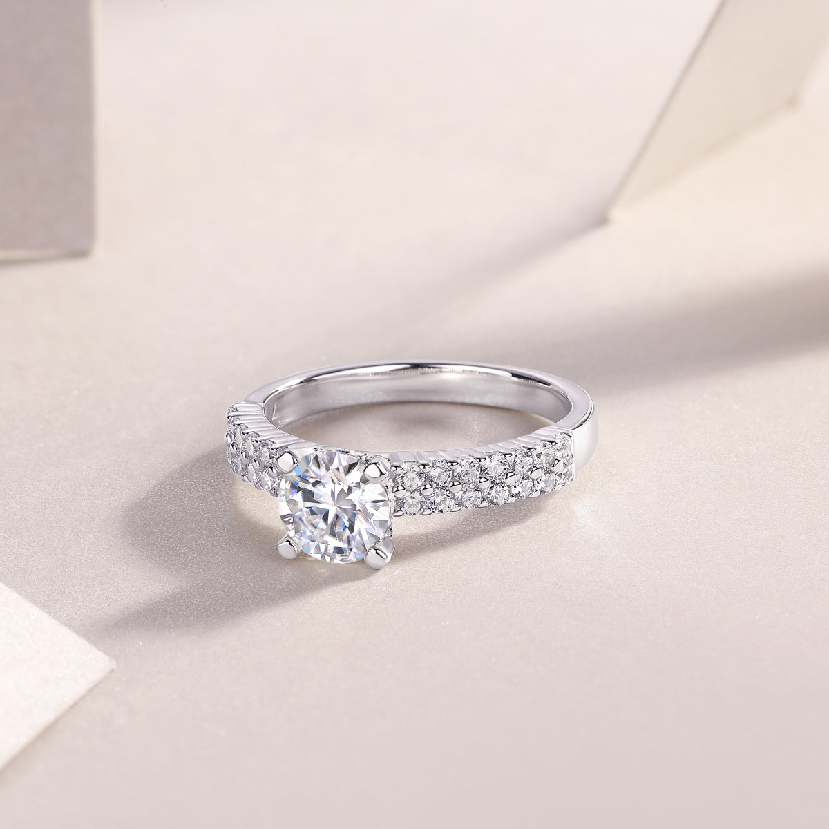 Moissanit Ring / Verlobungsring / Silberring mit 1 Karat VVS1 Reinheit und Farbgrad D im Brilliantschliff in rhodiniertem 925 Sterlingsilber.