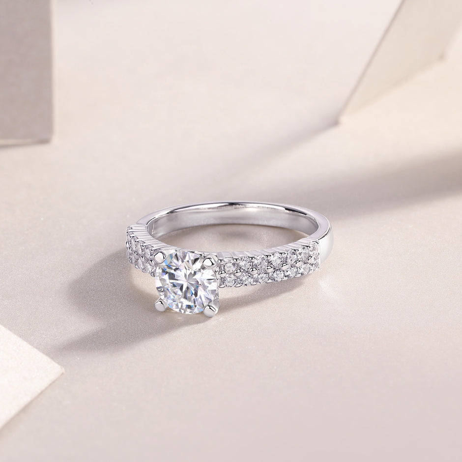 Moissanit Ring / Verlobungsring / Silberring mit 1 Karat VVS1 Reinheit und Farbgrad D im Brilliantschliff in rhodiniertem 925 Sterlingsilber.