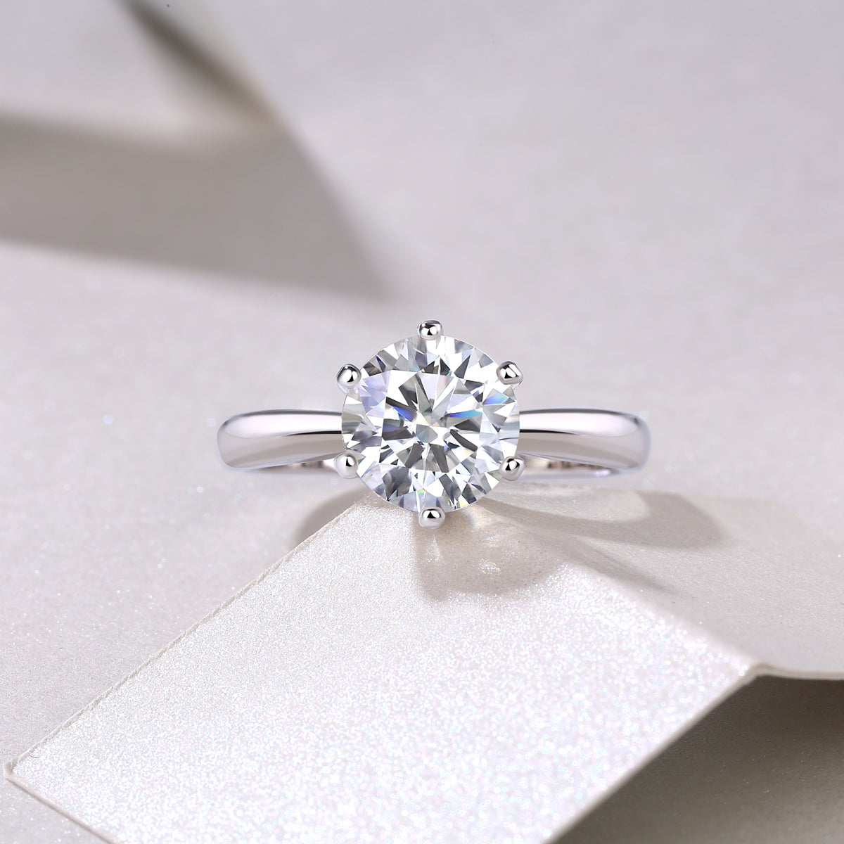 Moissanit Ring / Verlobungsring / Silberring mit 2 Karat VVS1 Reinheit und Farbgrad D im Brilliantschliff in rhodiniertem 925 Sterlingsilber.