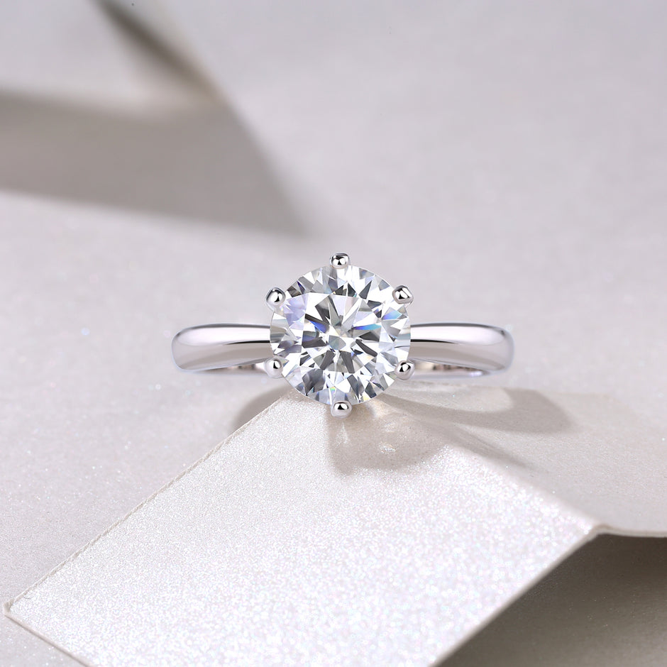 Moissanit Ring / Verlobungsring / Silberring mit 2 Karat VVS1 Reinheit und Farbgrad D im Brilliantschliff in rhodiniertem 925 Sterlingsilber.