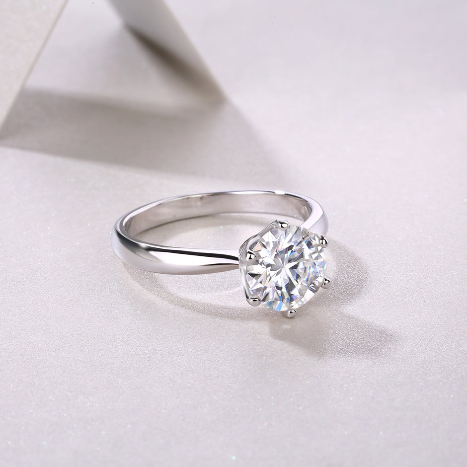Moissanit Ring / Verlobungsring / Silberring mit 2 Karat VVS1 Reinheit und Farbgrad D im Brilliantschliff in rhodiniertem 925 Sterlingsilber.