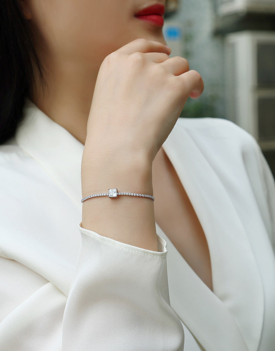 Moissanit Tennis Armband mit 0.9 Karat VVS1 Reinheit und D Farbgrad aus rhodiniertem 925 Silber (18 cm)