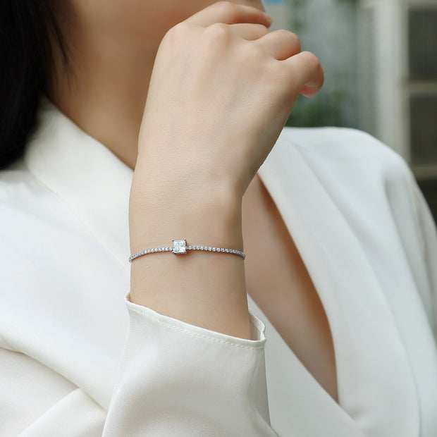 Moissanit Tennis Armband mit 0.9 Karat VVS1 Reinheit und D Farbgrad aus rhodiniertem 925 Silber (18 cm)
