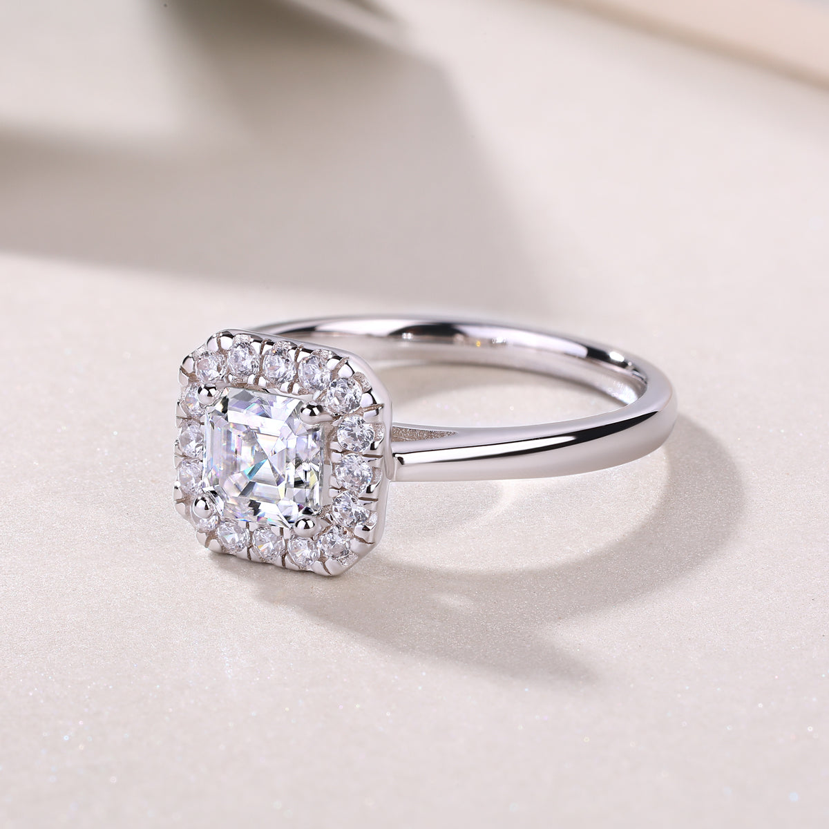Moissanit Ring / Verlobungsring / Silberring mit 1 Karat VVS1 Reinheit und Farbgrad D im Baguette Schliff in rhodiniertem 925 Sterlingsilber.