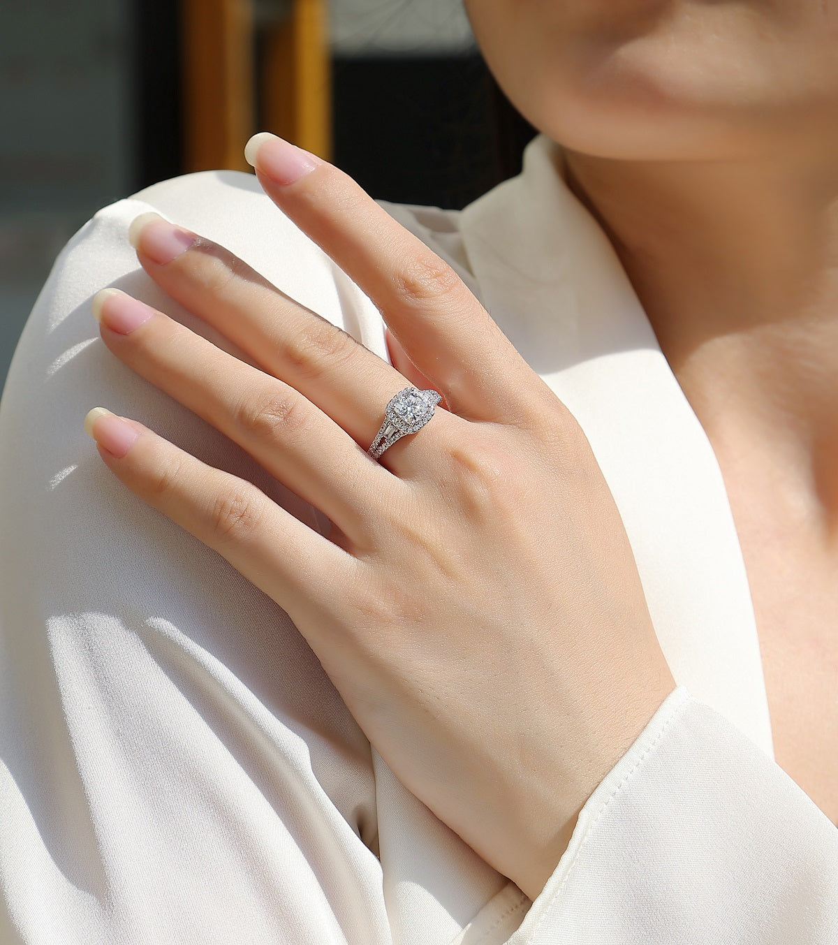 Moissanit Ring / Verlobungsring / Silberring mit 1.1 Karat VVS1 Reinheit und Farbgrad D im Cushion Schliff in rhodiniertem 925 Sterlingsilber.