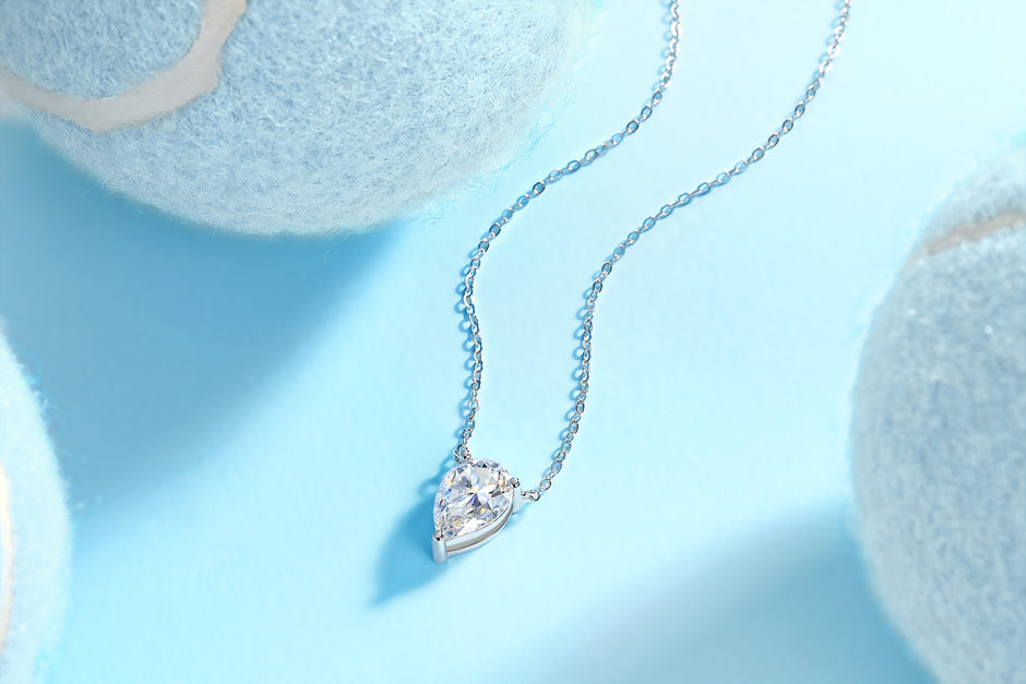 Moissanit Halskette 2 Karat in VVS-Reinheit und Farbgrad D in Tropfen Schliff - rhodinierte  Anhänger mit eleganter  Kette aus 925er Silber