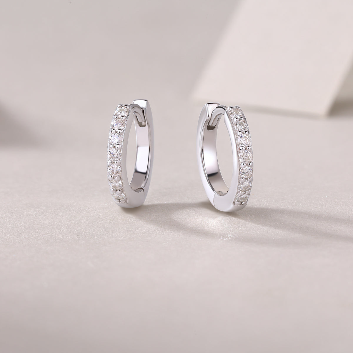 Elegante Moissanit Creolen mit 0.21 Karat in höchster VVS1-Reinheit und edlem D-Farbgrad aus rhodiniertem 925 Silber