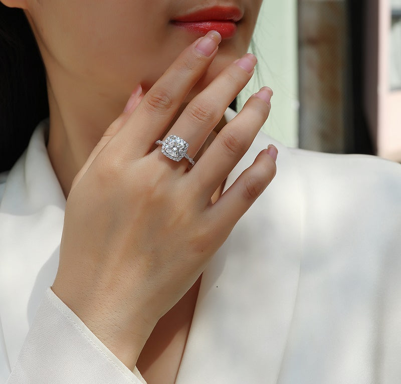 Moissanit Ring / Verlobungsring mit 3 Karat VVS1 Reinheit und Farbgrad D im Kissenschliff in rhodiniertem 925 Sterlingsilber.