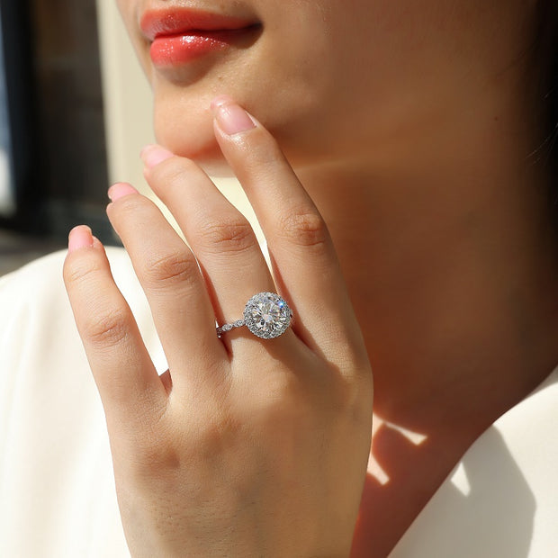 Moissanit Ring / Verlobungsring mit 3.64 Karat VVS1 Reinheit und Farbgrad D im Brilliantschliff in rhodiniertem 925 Sterlingsilber.