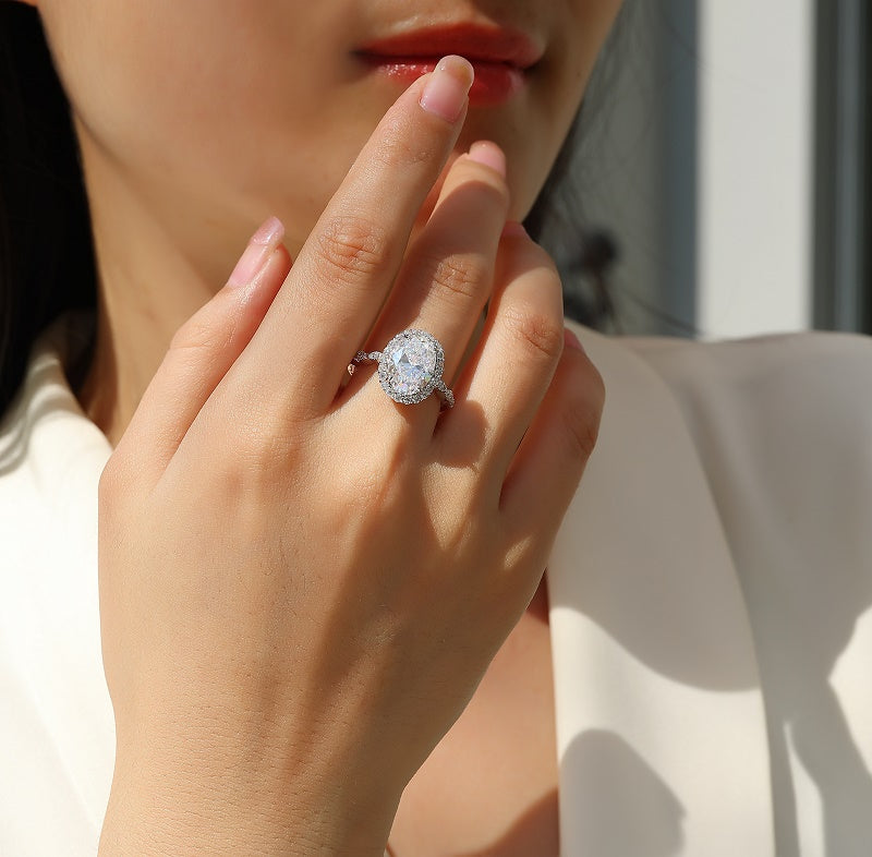 Moissanit Ring / Verlobungsring / Silberring mit 4.5 Karat VVS1 Reinheit und Farbgrad D im Ovalschliff in rhodiniertem 925 Sterlingsilber.