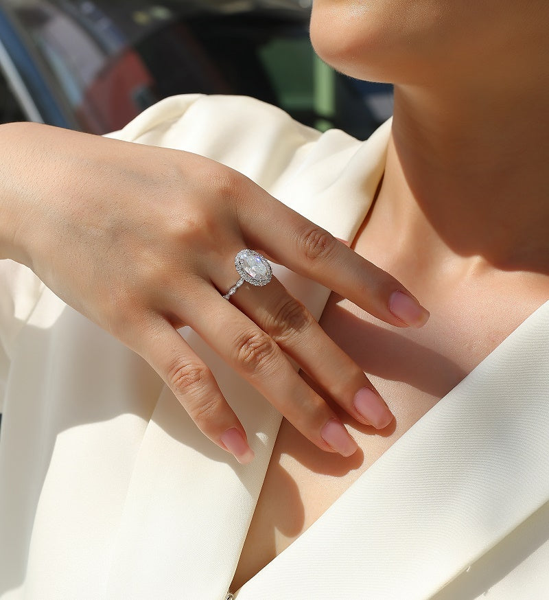 Moissanit Ring / Verlobungsring / Silberring mit 4.5 Karat VVS1 Reinheit und Farbgrad D im Ovalschliff in rhodiniertem 925 Sterlingsilber.