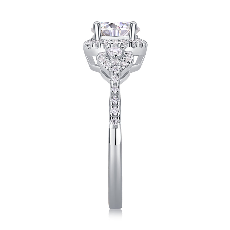 Moissanit Ring / Verlobungsring mit 1.65 Karat VVS1 Reinheit und Farbgrad D im Brilliantschliff in rhodiniertem 925 Sterlingsilber.