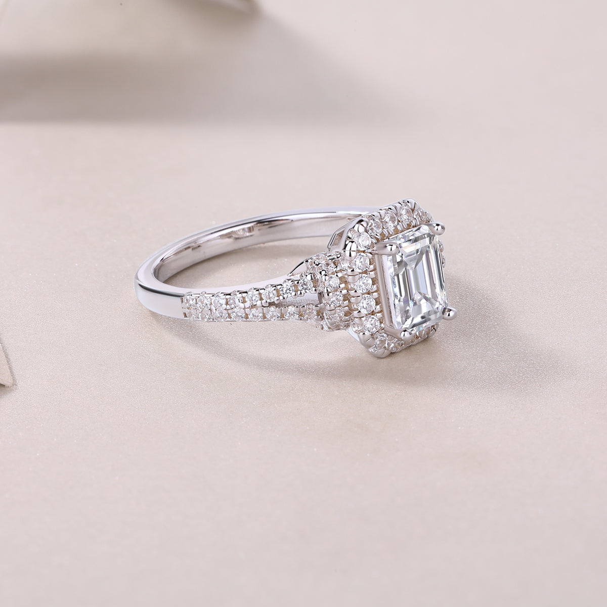 Moissanit Ring / Verlobungsring / Silberring mit 1 Karat VVS1 Reinheit und Farbgrad D im Baguette Schliff in rhodiniertem 925 Sterlingsilber.