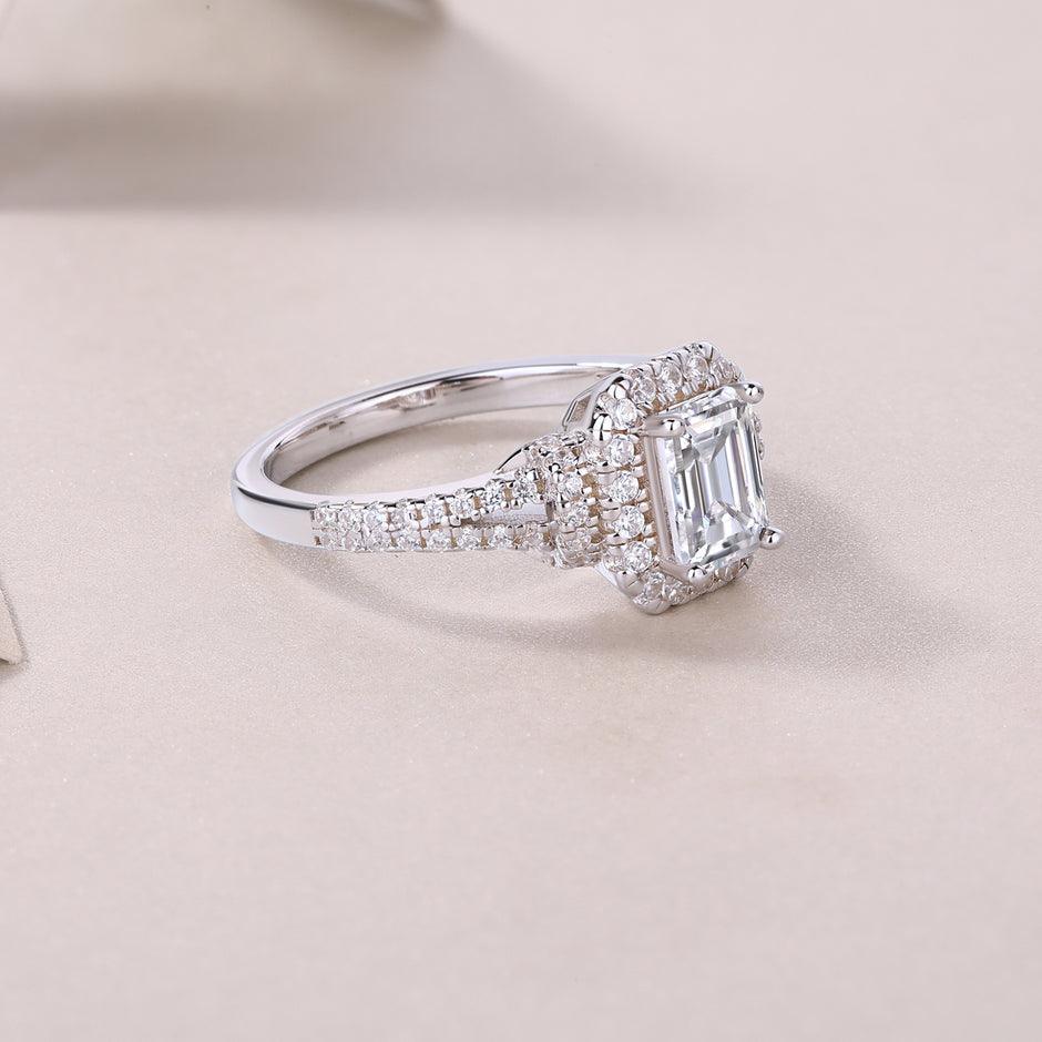 Moissanit Ring / Verlobungsring / Silberring mit 1 Karat VVS1 Reinheit und Farbgrad D im Baguette Schliff in rhodiniertem 925 Sterlingsilber.