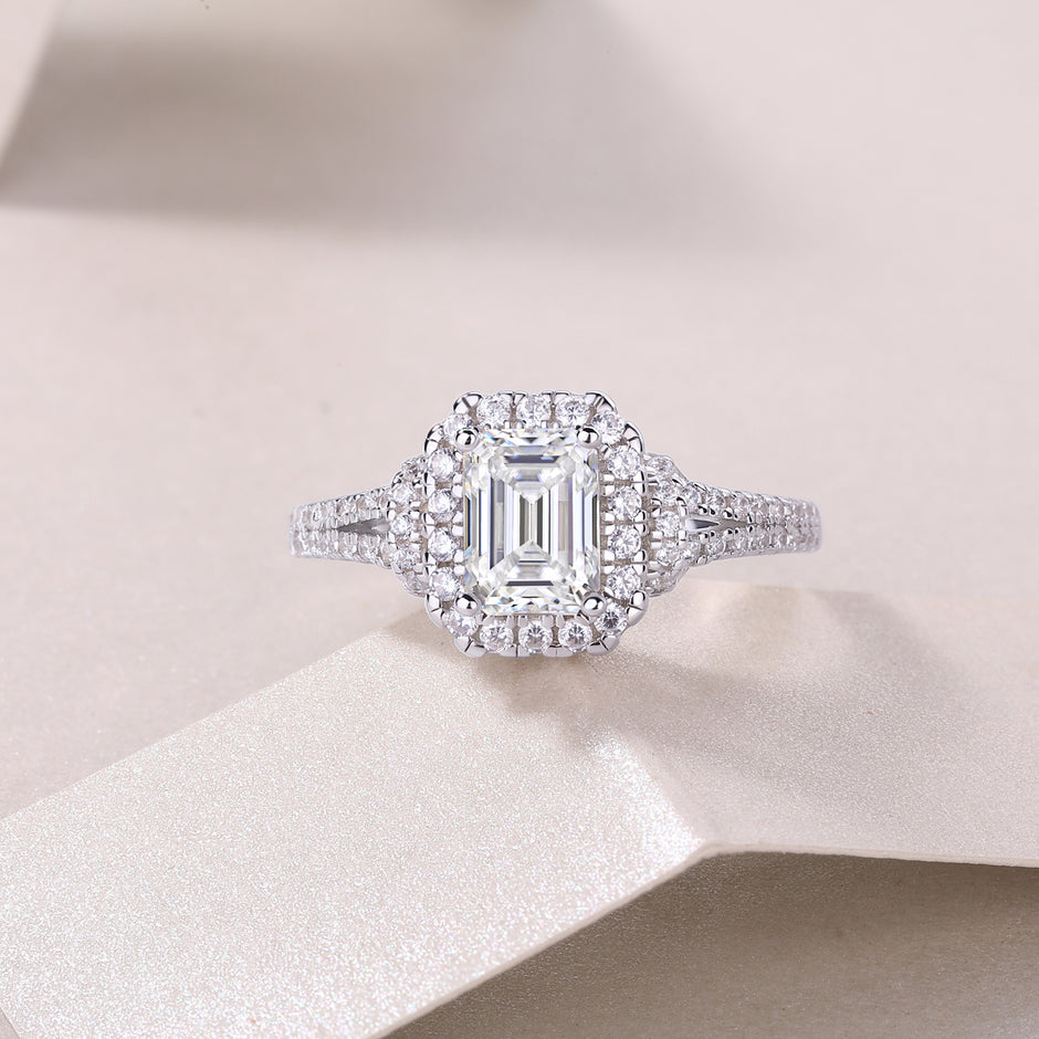 Moissanit Ring / Verlobungsring / Silberring mit 1 Karat VVS1 Reinheit und Farbgrad D im Baguette Schliff in rhodiniertem 925 Sterlingsilber.