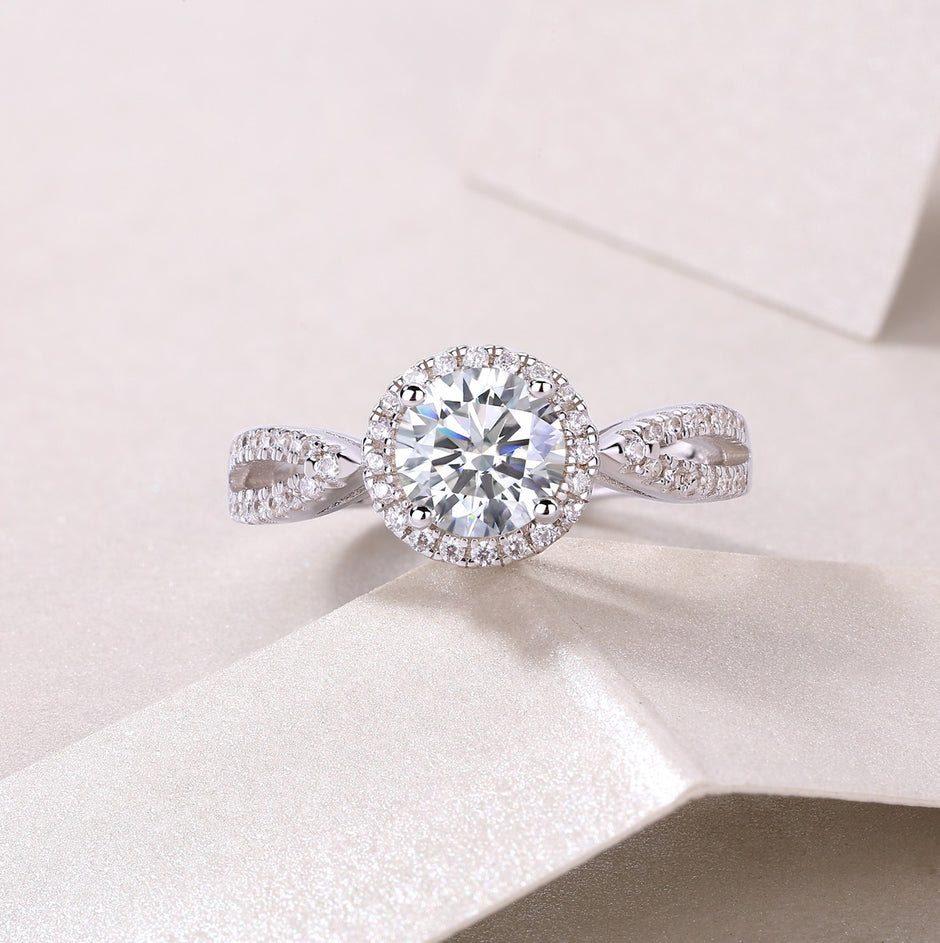 Moissanit Ring / Verlobungsring / Silberring mit 1 Karat VVS1 Reinheit und Farbgrad D im Brilliantschliff in rhodiniertem 925 Sterlingsilber.