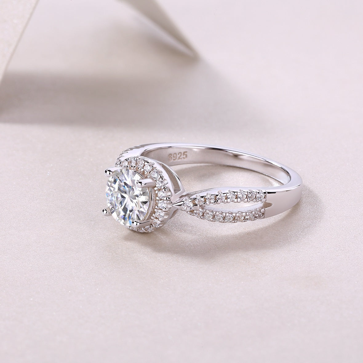 Moissanit Ring / Verlobungsring / Silberring mit 1 Karat VVS1 Reinheit und Farbgrad D im Brilliantschliff in rhodiniertem 925 Sterlingsilber.
