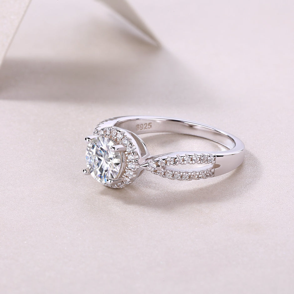 Moissanit Ring / Verlobungsring / Silberring mit 1 Karat VVS1 Reinheit und Farbgrad D im Brilliantschliff in rhodiniertem 925 Sterlingsilber.