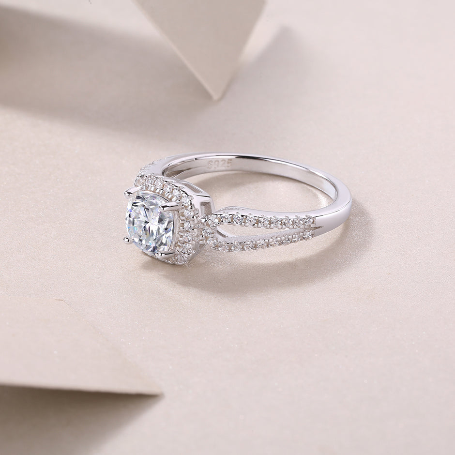 Moissanit Ring / Verlobungsring / Silberring mit 1.62 Karat VVS1 Reinheit und Farbgrad D im Brilliantschliff in rhodiniertem 925 Sterlingsilber.