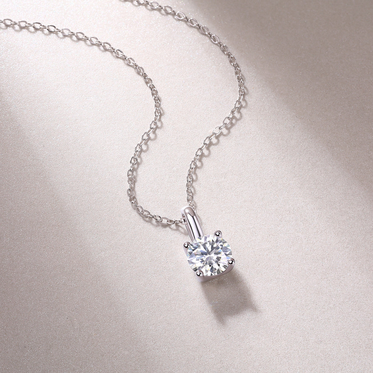 Moissanit Halskette 1 Karat in VVS1 Reinheit und Farbgrad D - rhodinierte Anhänger mit eleganter  Kette aus 925er Silber