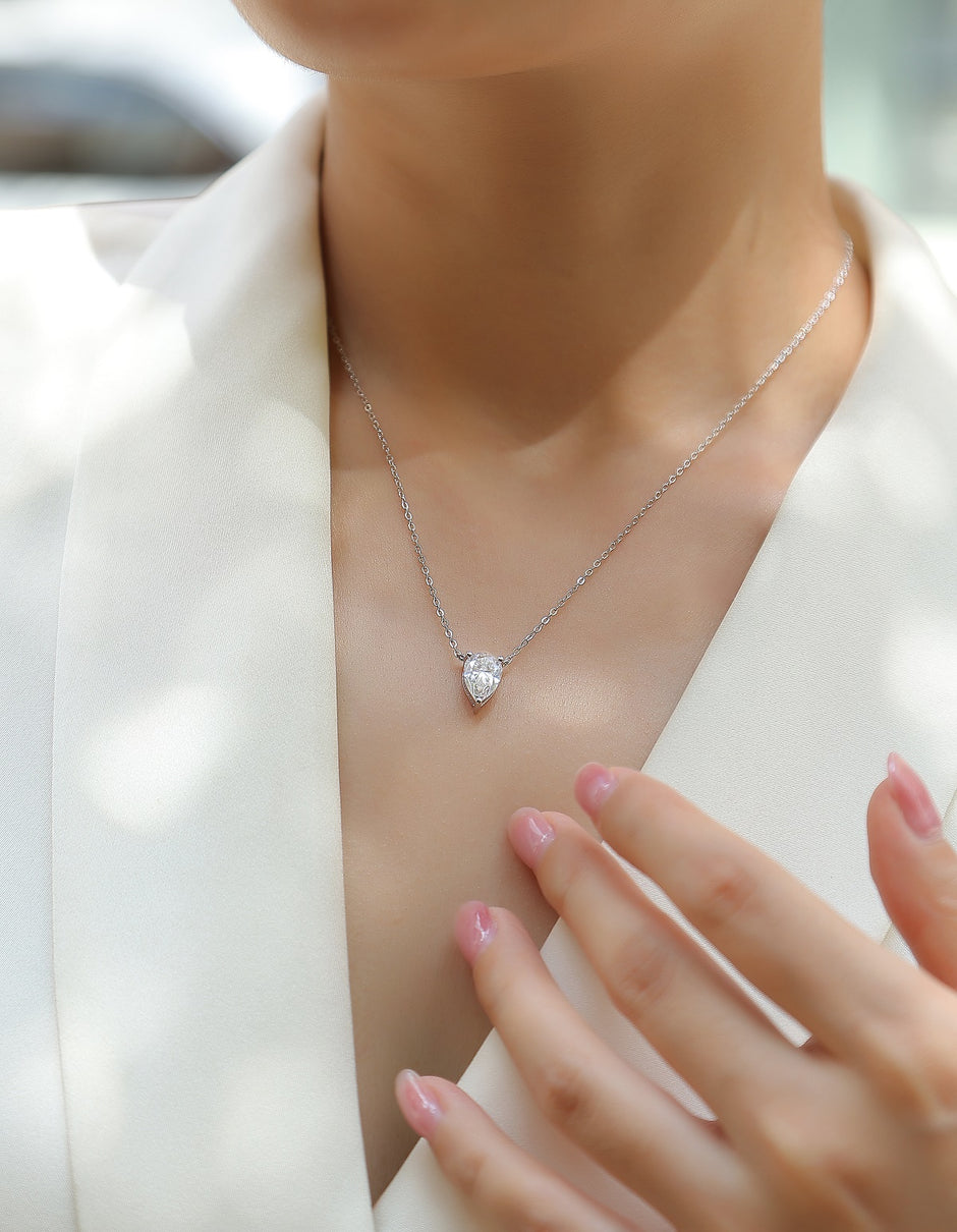 Moissanit Halskette 2 Karat in VVS-Reinheit und Farbgrad D in Tropfen Schliff - rhodinierte  Anhänger mit eleganter  Kette aus 925er Silber
