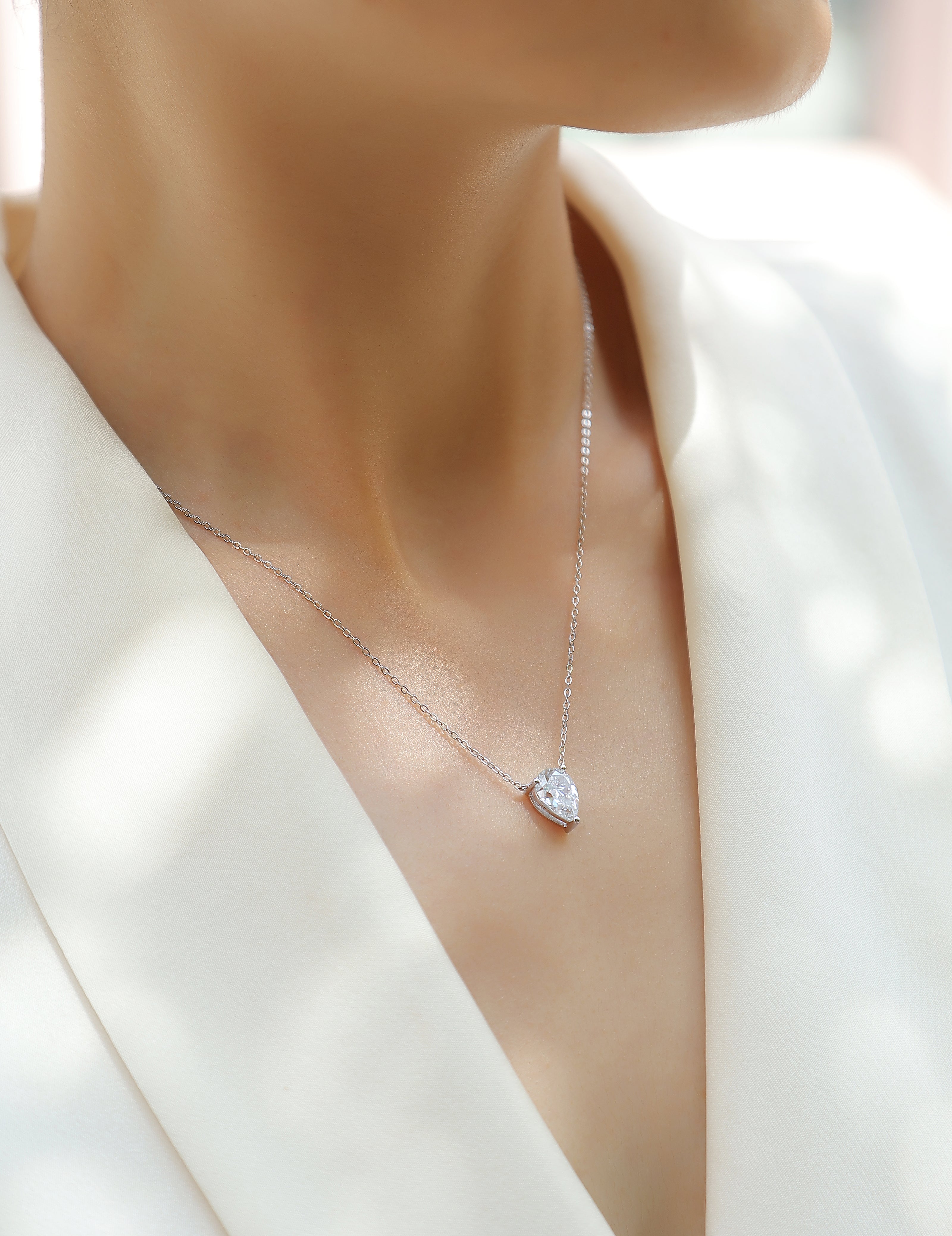 Moissanit Halskette 2 Karat in VVS-Reinheit und Farbgrad D in Tropfen Schliff - rhodinierte  Anhänger mit eleganter  Kette aus 925er Silber