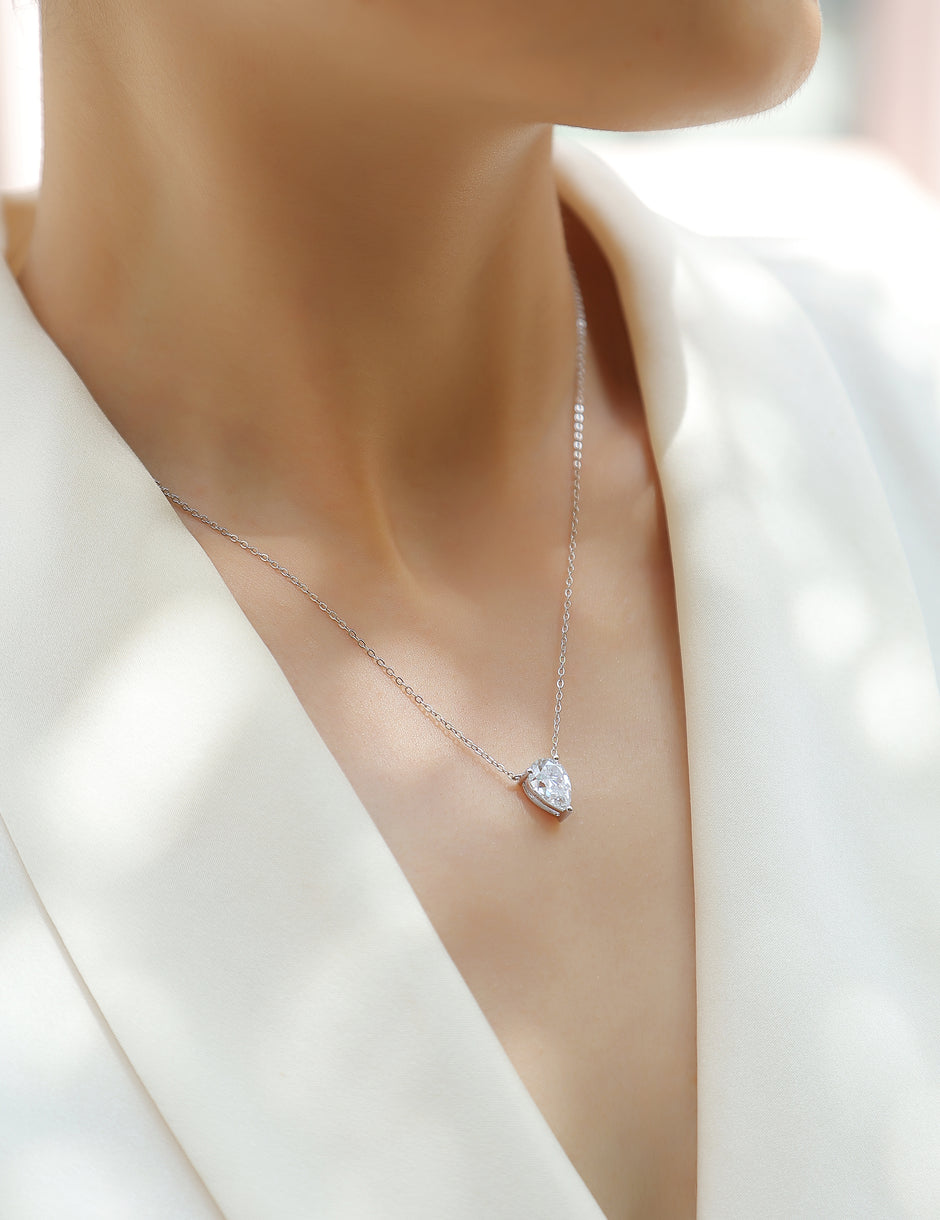 Moissanit Halskette 2 Karat in VVS-Reinheit und Farbgrad D in Tropfen Schliff - rhodinierte  Anhänger mit eleganter  Kette aus 925er Silber