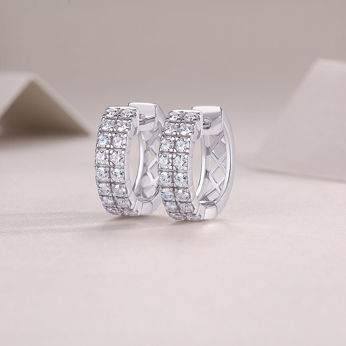 Elegante Moissanit Creolen mit jeweils 1 Karat in höchster VVS1-Reinheit und edlem D-Farbgrad aus rhodiniertem 925 Silber