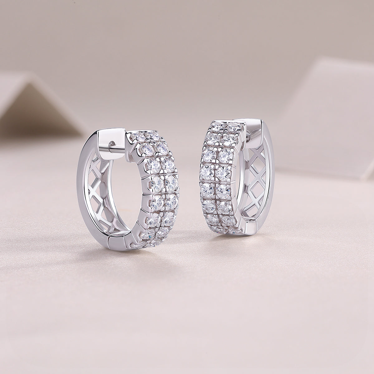 Elegante Moissanit Creolen mit jeweils 1 Karat in höchster VVS1-Reinheit und edlem D-Farbgrad aus rhodiniertem 925 Silber